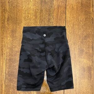 🍋LIKE NEW Lululemon Camo Biker length Shorts